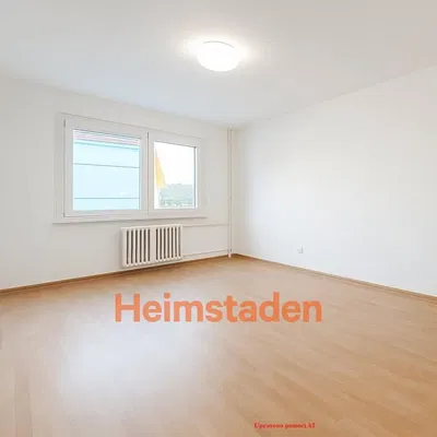 Obývací pokoj; výhled, dřevěná podlaha, přirozené světlo