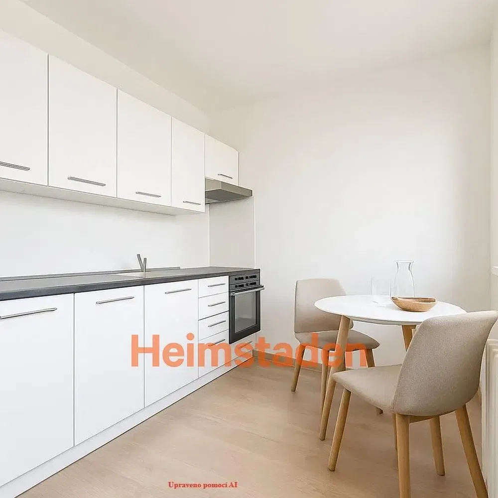 Mutfak; mutfak aletleri, modern stil, ahşap zemin, doğal ışık