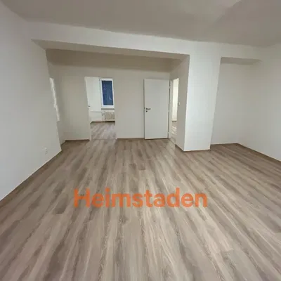 Dnevni boravak; drveni pod, prirodna svjetlost