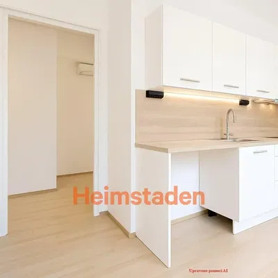 Kuchyně; dřevěná podlaha, po rekonstrukci, přirozené světlo