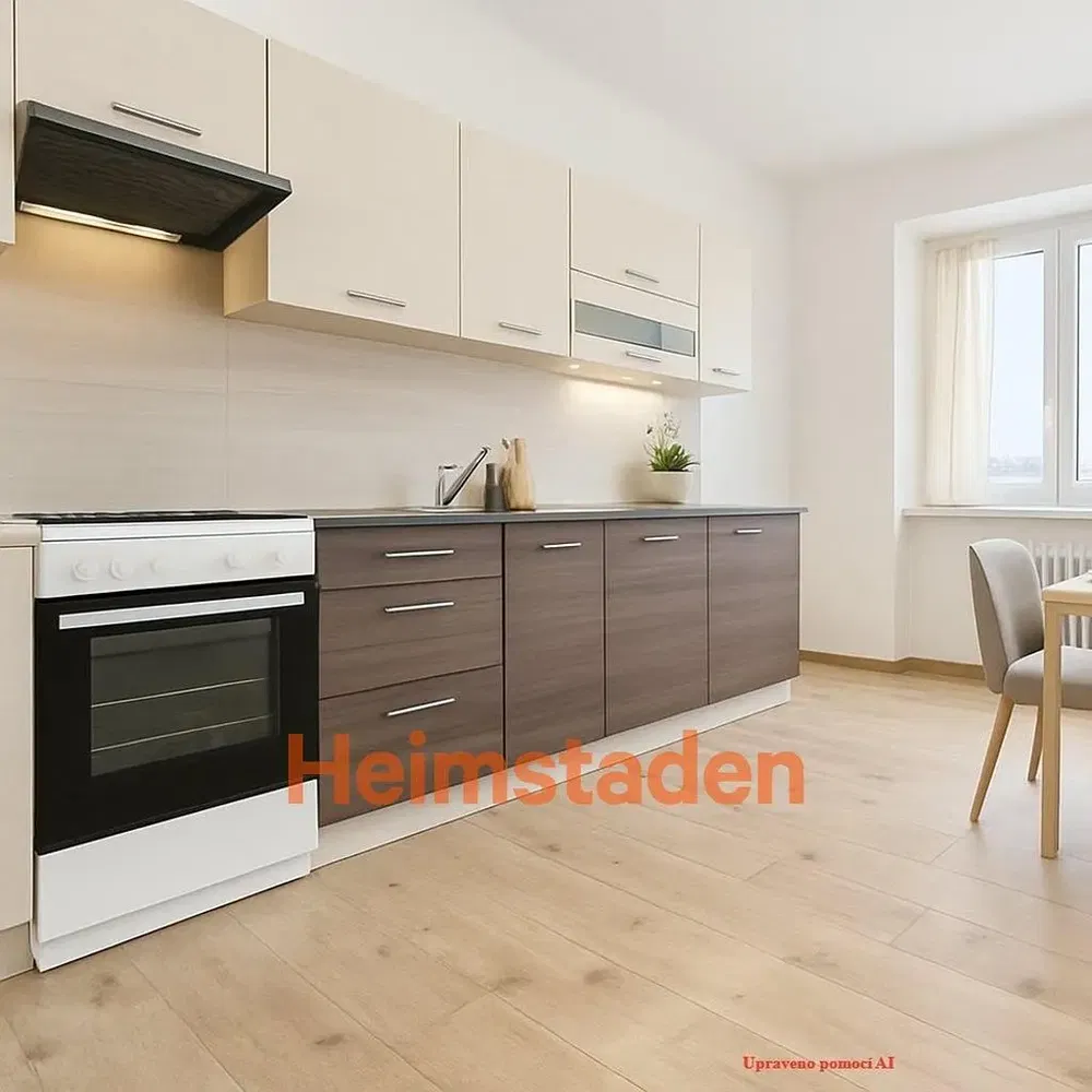 Mutfak; mutfak aletleri, ahşap zemin, doğal ışık