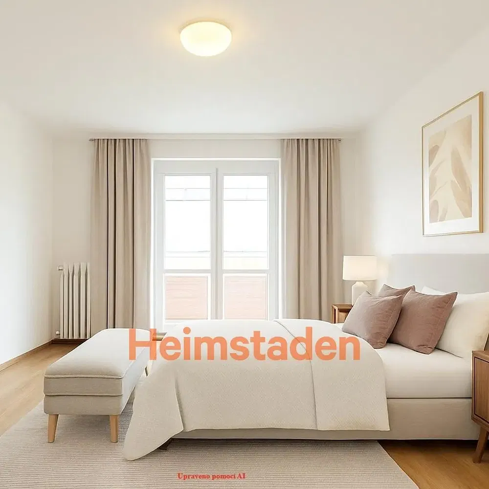 Yatak odası; doğal ışık, ahşap zemin, modern stil