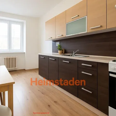 Kuchnia; sprzęt kuchenny, podłoga drewniana, światło dzienne