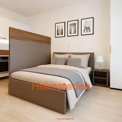 Yatak odası; ahşap zemin, modern stil, doğal ışık