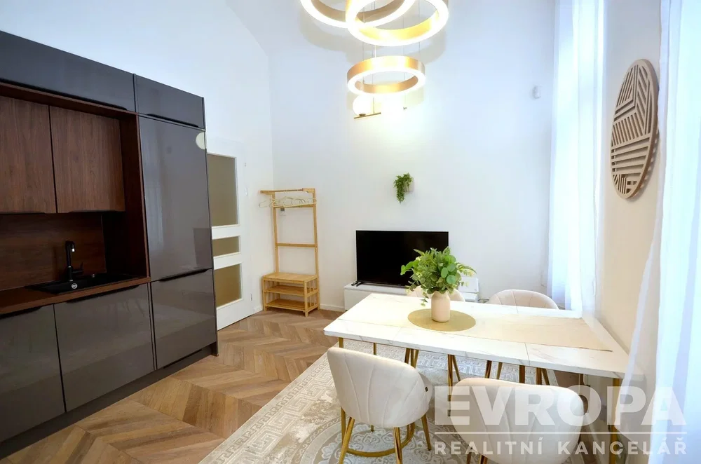 Cucina; stile moderno, pavimento in legno, luce naturale, ristrutturato