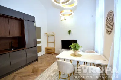 Cucina; stile moderno, pavimento in legno, luce naturale, ristrutturato