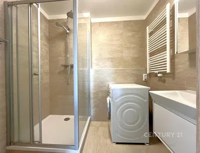 Banyo; fayans zemin, tadilatlı, doğal ışık, modern stil