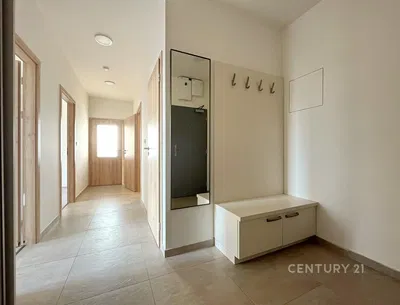 Vestiyer; fayans zemin, doğal ışık, tadilatlı