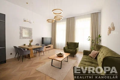 Obývačka; prirodzené svetlo, moderný štýl, drevená podlaha