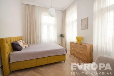 Camera da letto; luce naturale, pavimento in legno