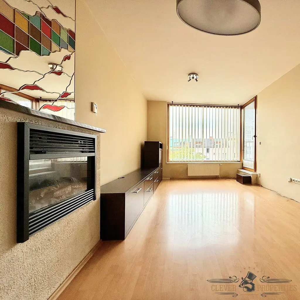 Wohnzimmer; kamin, tageslicht, holzboden