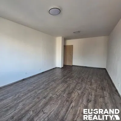 Schlafzimmer; holzboden, tageslicht