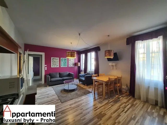 Obývací pokoj; dřevěná podlaha, přirozené světlo, moderní styl