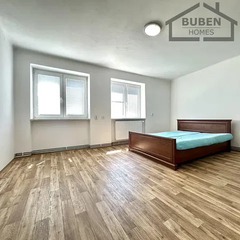 Sypialnia; podłoga drewniana, światło dzienne