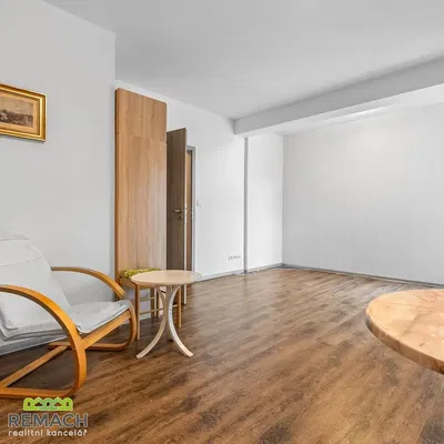 Wohnzimmer; holzboden, tageslicht, moderner stil