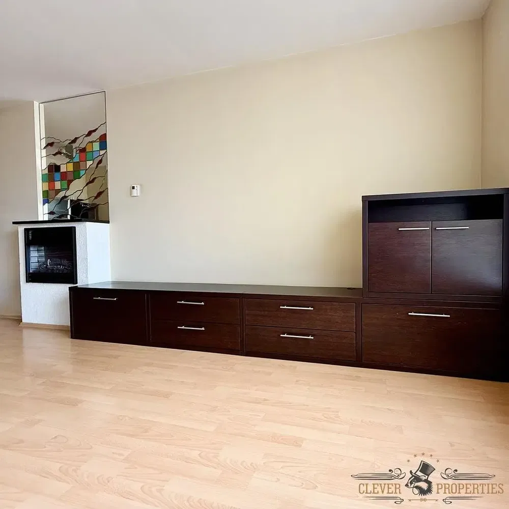 Wohnzimmer; kamin, holzboden, renoviert