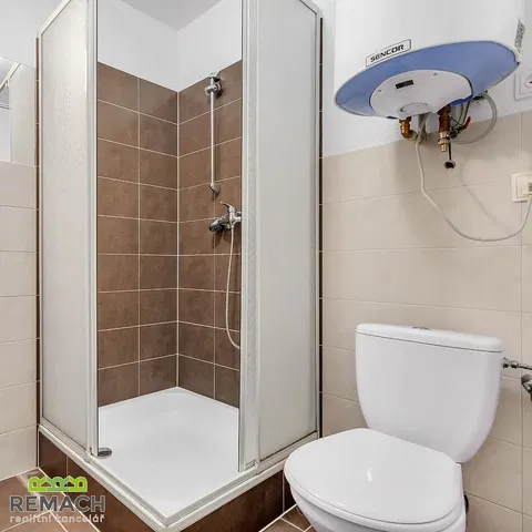 Toilette; warmwasserbereiter, fliesenboden, fliesenboden