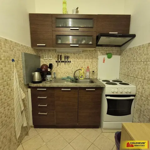 Kuchnia; sprzęt kuchenny, podłoga z płytek, światło dzienne