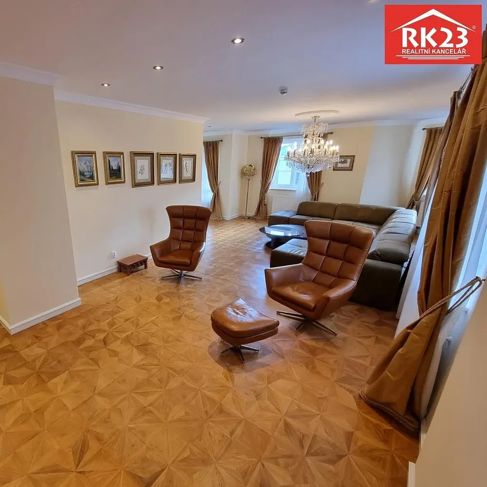 Obývací pokoj; dřevěná podlaha, moderní styl, přirozené světlo