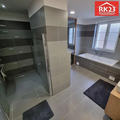 Koupelna; dlažba, po rekonstrukci, přirozené světlo, moderní styl