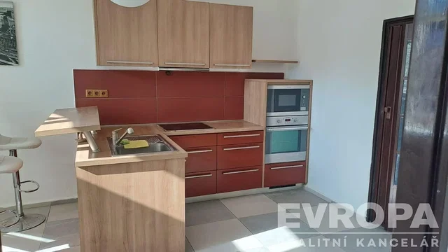 Kuchyně; kuchyňské spotřebiče, dlažba, přirozené světlo