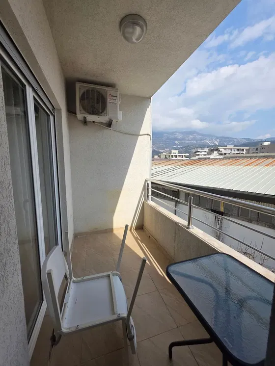 Balkon; manzara, fayans zemin, doğal ışık