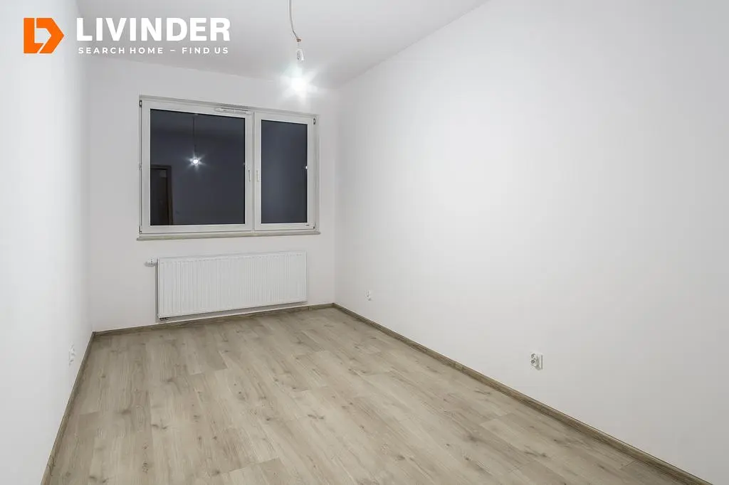 Spavaća soba; drveni pod, prirodno svjetlo