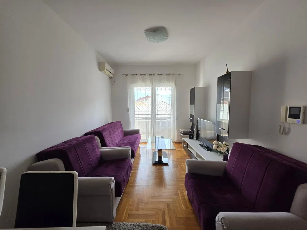 Oturma odası; ahşap zemin, doğal ışık, modern stil