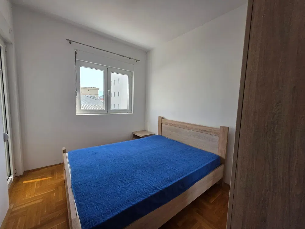 Yatak odası; ahşap zemin, doğal ışık