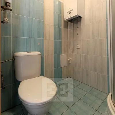Toilette; fliesenboden, warmwasserbereiter
