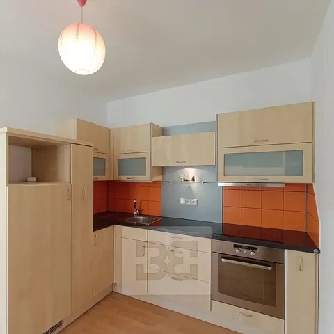 Cuisine; électroménager, carrelage, rénové, lumière naturelle