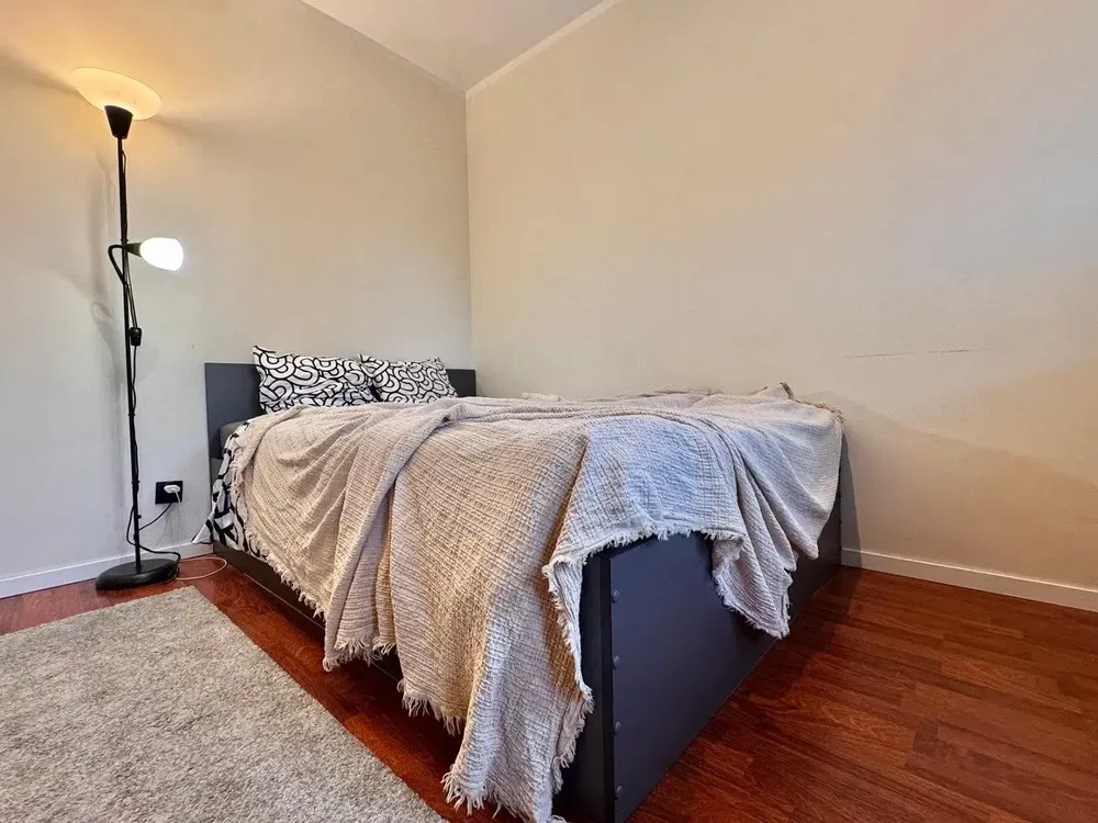 Schlafzimmer; holzboden, tageslicht