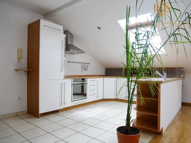 Küche; fliesenboden, tageslicht, küchengeräte