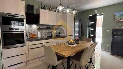 Kuchyně; kuchyňské spotřebiče, přirozené světlo, moderní styl