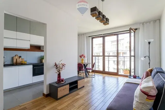 Obývací pokoj; výhled, kuchyňské spotřebiče, dřevěná podlaha, přirozené světlo, moderní styl