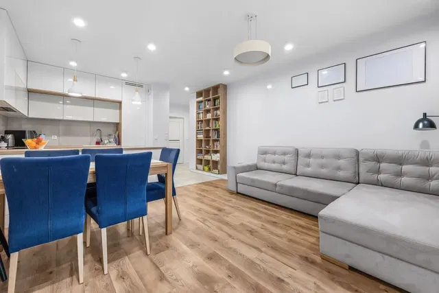 Obývací pokoj; moderní styl, dřevěná podlaha, přirozené světlo