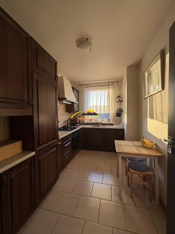 Cucina; pavimento in piastrelle, luce naturale, elettrodomestici