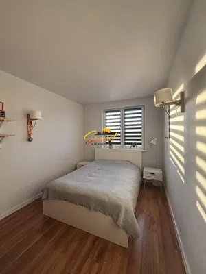 Spavaća soba; drveni pod, prirodno svjetlo