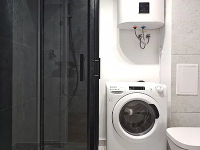 Koupelna; ohřívač vody, dlažba, přirozené světlo