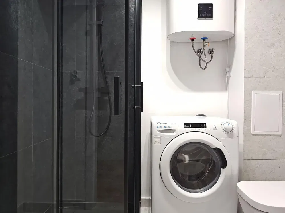 Koupelna; ohřívač vody, dlažba, po rekonstrukci, přirozené světlo