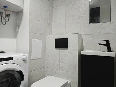 Toaleta; dlažba, ohřívač vody