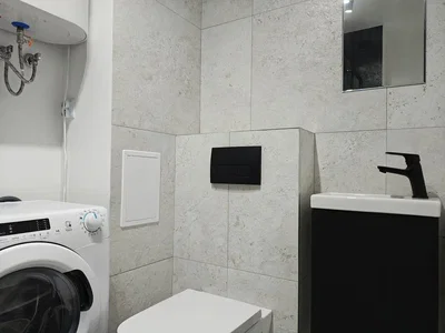 Toaleta; dlažba, ohřívač vody, po rekonstrukci, přirozené světlo, moderní styl