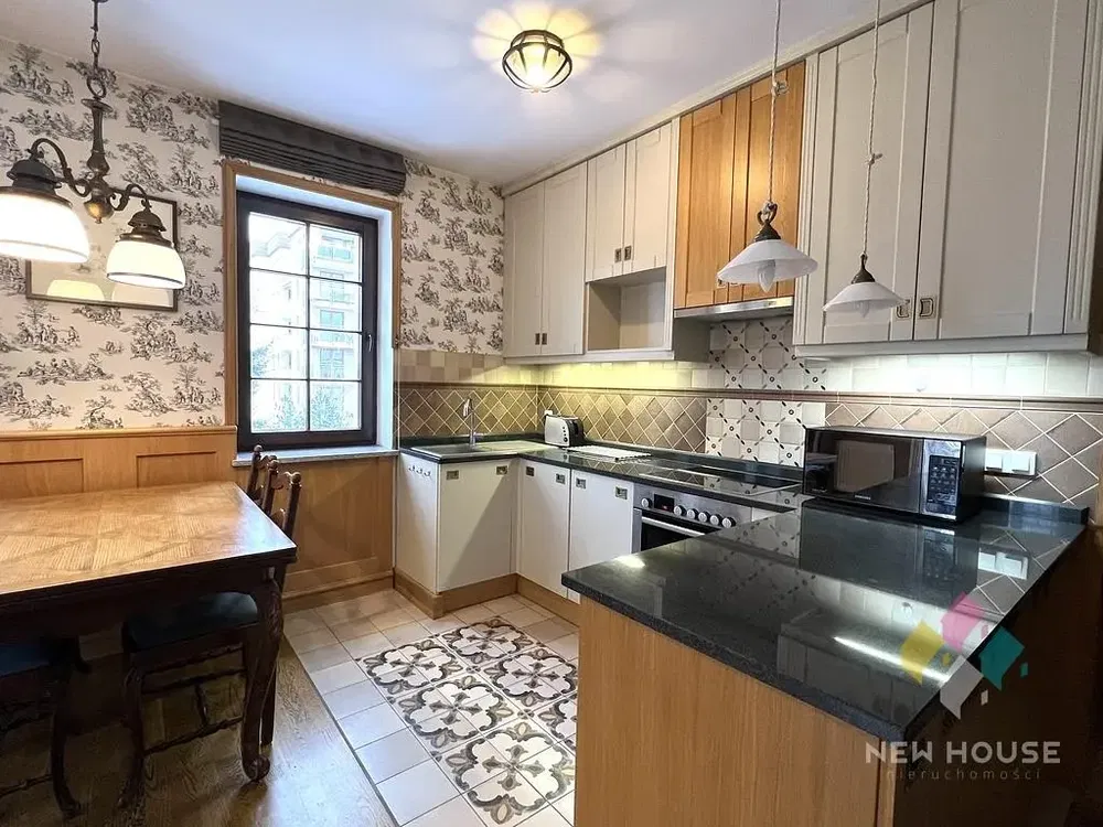 Cuisine; électroménager, carrelage, lumière naturelle