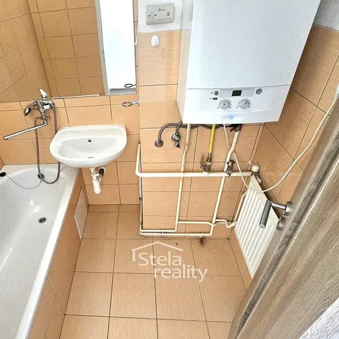 Łazienka; podgrzewacz wody, podłoga z płytek