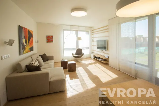 Wohnzimmer; tageslicht, holzboden, moderner stil