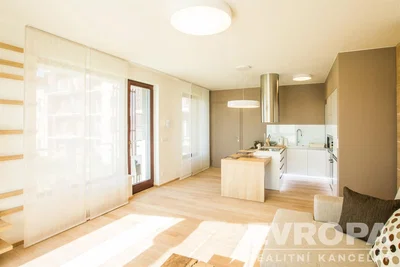 Küche; tageslicht, holzboden, moderner stil, küchengeräte