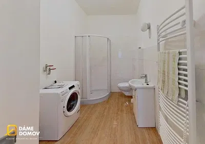 Badezimmer; fliesenboden, tageslicht