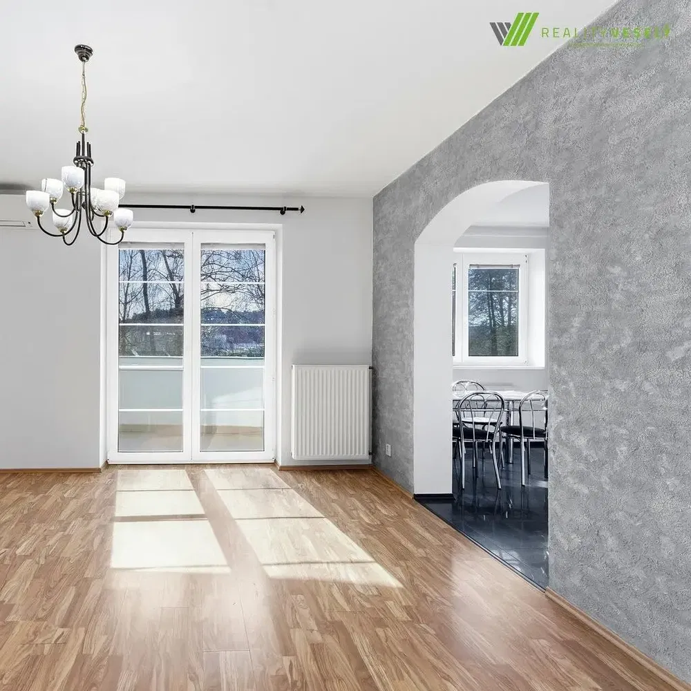 Oturma odası; manzara, ahşap zemin, doğal ışık, modern stil