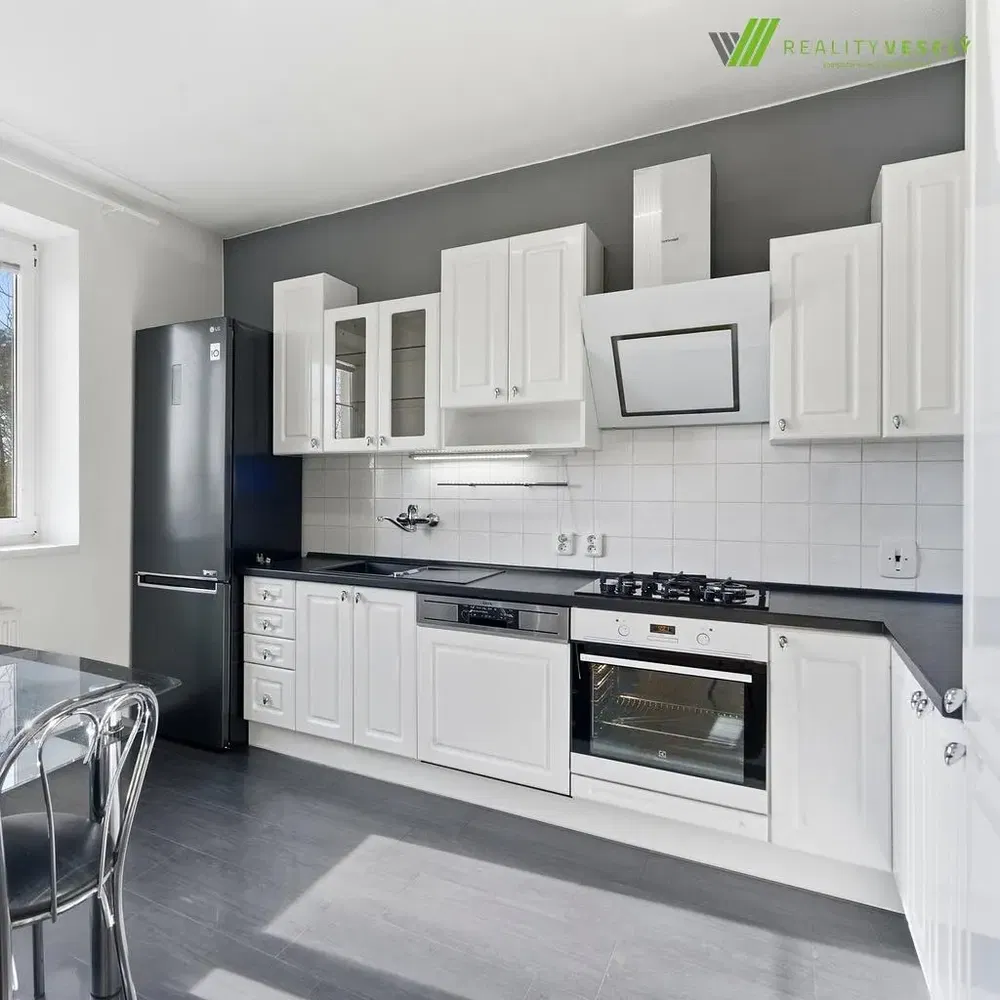 Mutfak; mutfak aletleri, manzara, doğal ışık, modern stil, fayans zemin