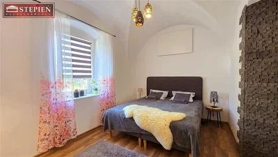 Chambre; lumière naturelle, parquet